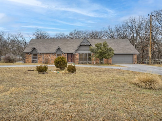 view of front facade featuring a garage and a front lawn