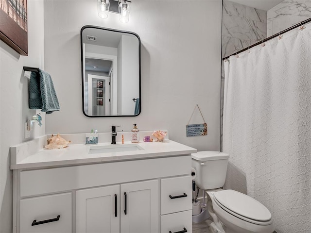 bathroom featuring a shower with curtain, vanity, and toilet