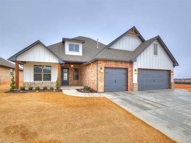 view of front facade featuring a garage