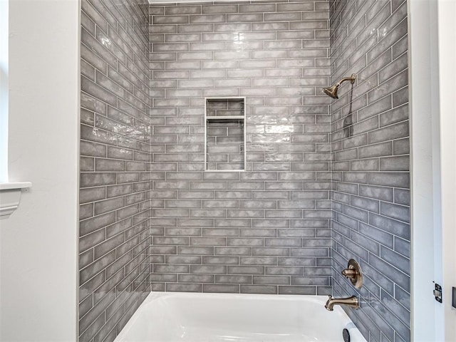 bathroom with tiled shower / bath