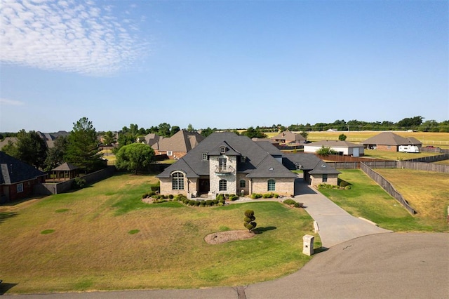 view of front facade featuring a front yard