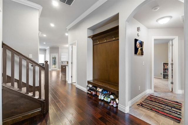 mudroom with baseboards, visible vents, ornamental molding, wood finished floors, and recessed lighting