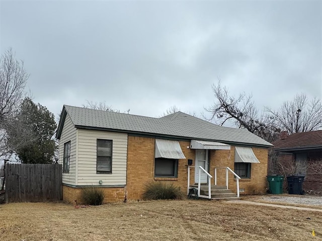 view of front of home featuring a front lawn