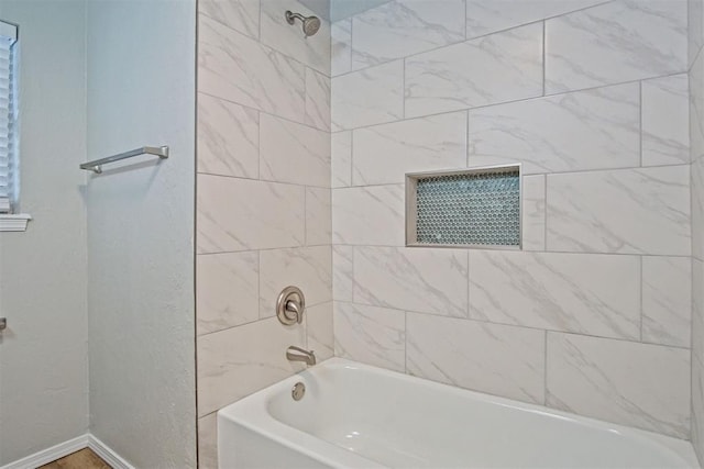 bathroom with tiled shower / bath combo