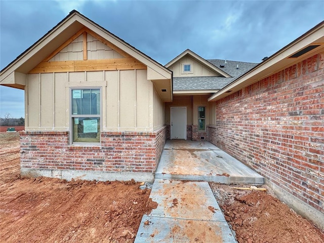 property entrance featuring a patio