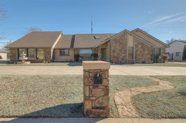 ranch-style house featuring a front lawn