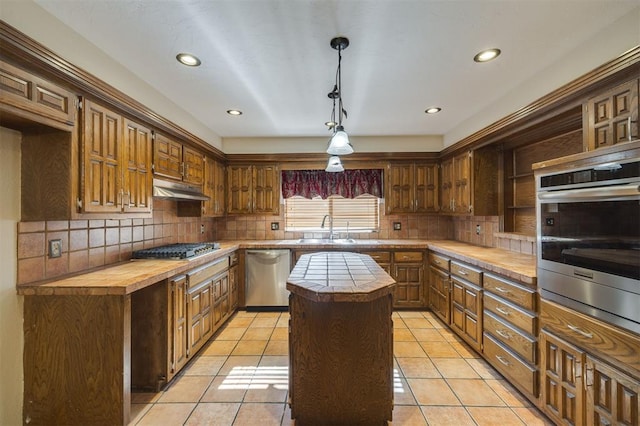 kitchen with sink, light tile patterned floors, stainless steel appliances, and a center island