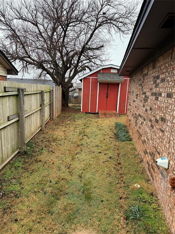 view of yard featuring a storage unit