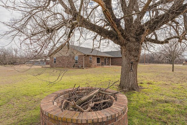 view of yard featuring an outdoor fire pit