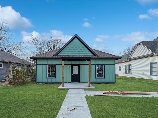 back of house featuring a lawn