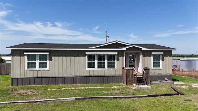 view of front of home featuring fence and a front yard