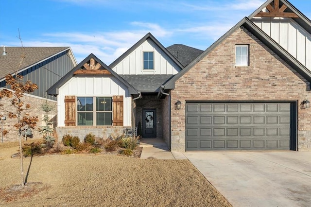 view of front facade featuring a garage