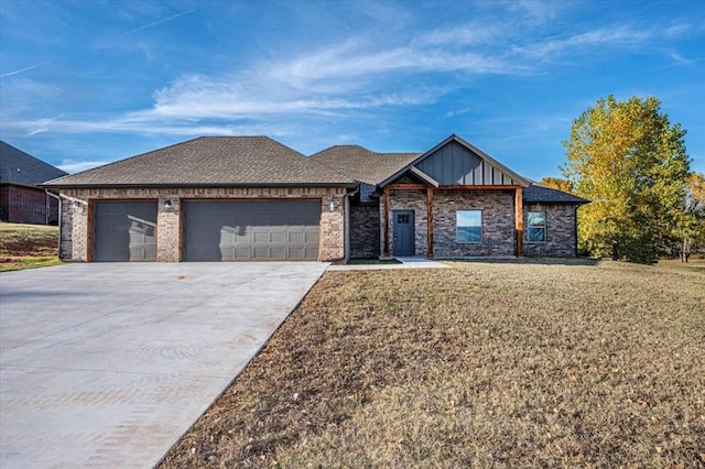 view of front of house featuring a garage and a front yard