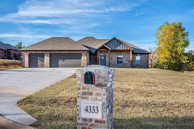 view of front facade featuring a garage and a front yard