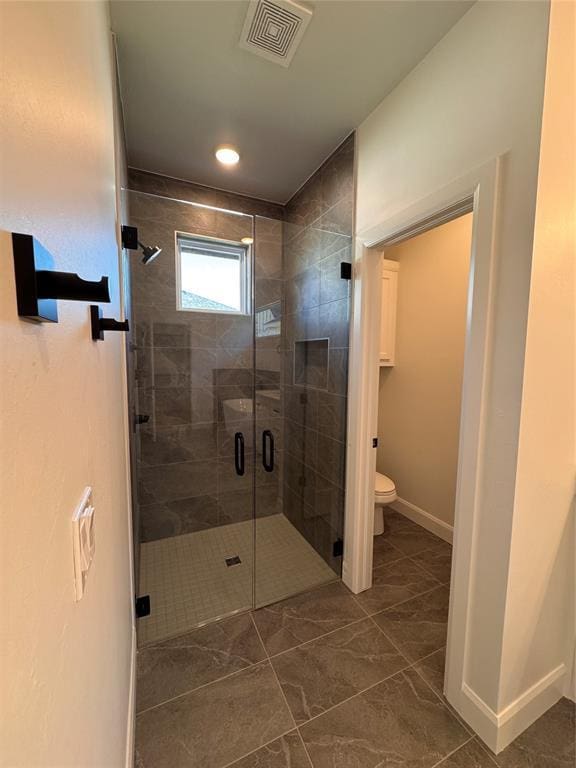 12812 Cobblestone Curve Rd, Oklahoma City, OK 73142 - bathroom featuring toilet, a stall shower, baseboards, visible vents, and recessed lighting