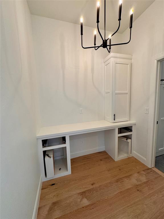 12812 Cobblestone Curve Rd, Oklahoma City, OK 73142 - mudroom featuring baseboards, an inviting chandelier, and light wood-type flooring