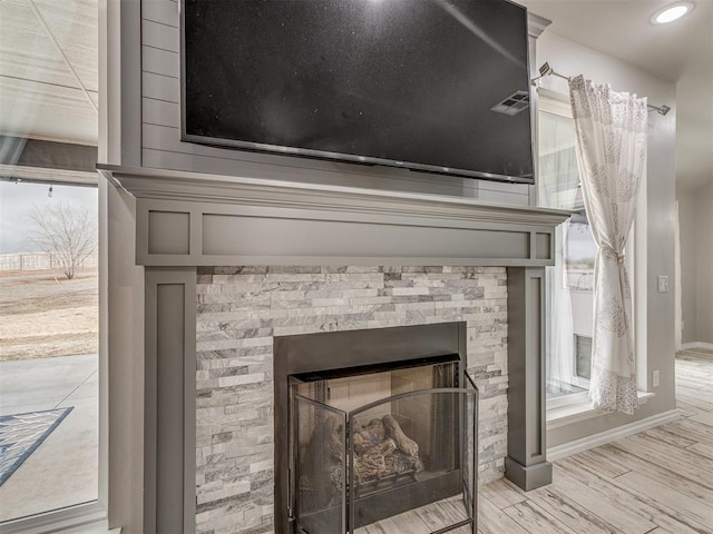 details with baseboards, visible vents, wood finished floors, a fireplace, and recessed lighting