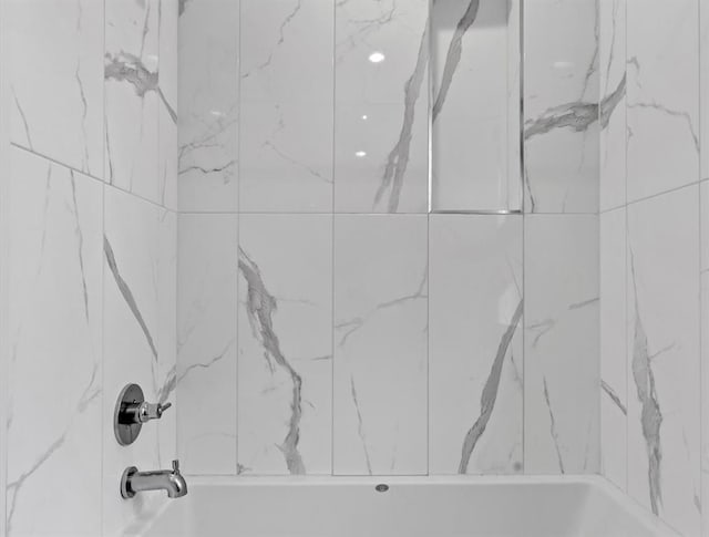 825 NW 6th St, Oklahoma City, OK 73106 - details with tiled shower / bath combo