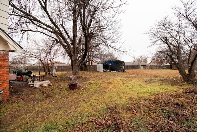 view of yard featuring a storage unit