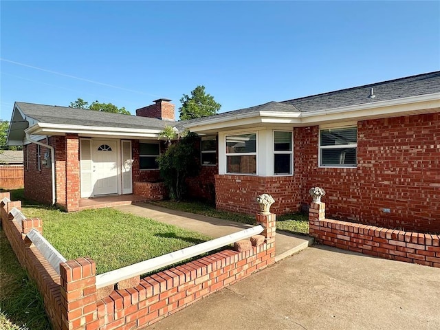 view of front of home with a front yard