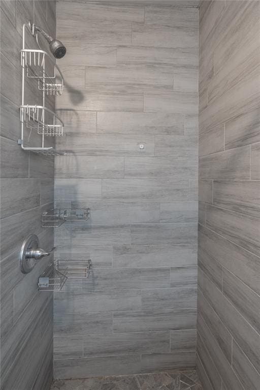 bathroom featuring a tile shower