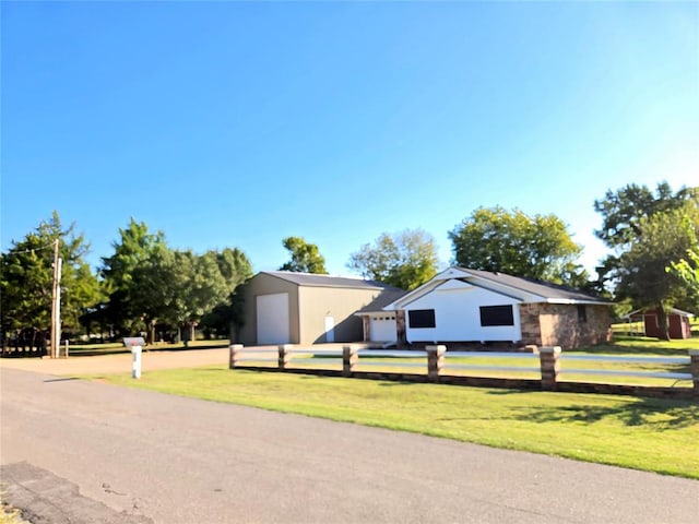 view of front of home featuring a garage and a front yard