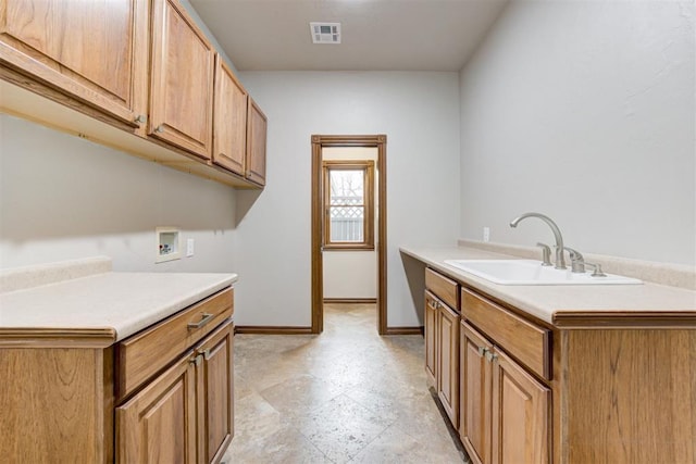 10401 Fawn Trace Rd, Mustang, OK 73064 - clothes washing area featuring visible vents, a sink, hookup for a washing machine, baseboards, and cabinet space