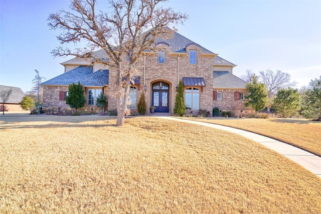 view of front of house featuring a front lawn