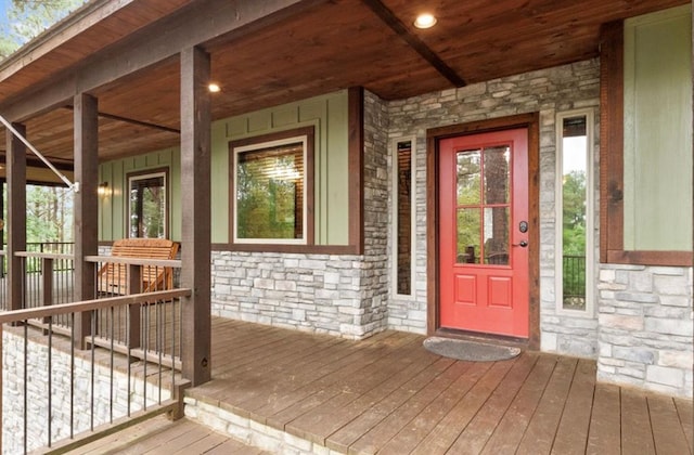 entrance to property featuring covered porch