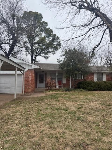 view of front of house featuring a garage and a front yard