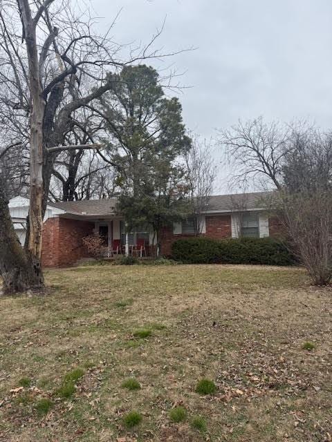 view of front of house featuring a front yard