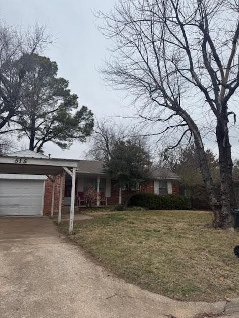 view of front facade featuring a garage and a front lawn