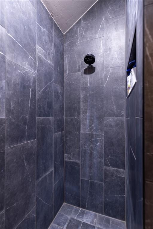 bathroom featuring tiled shower