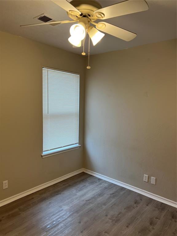 unfurnished room with dark wood-type flooring and ceiling fan