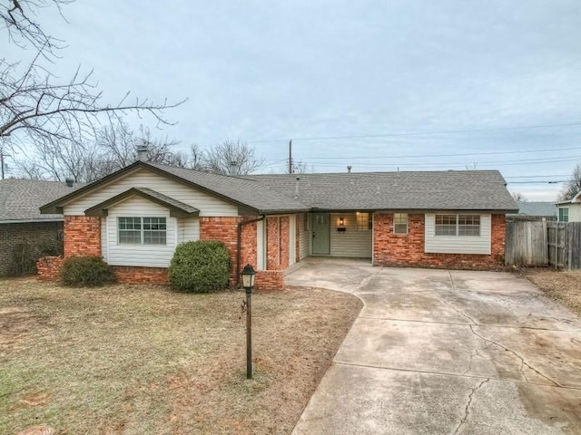 ranch-style home featuring a front lawn