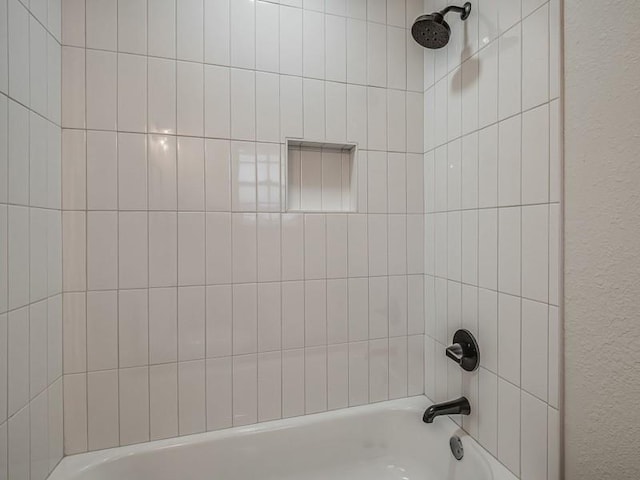 bathroom featuring tiled shower / bath