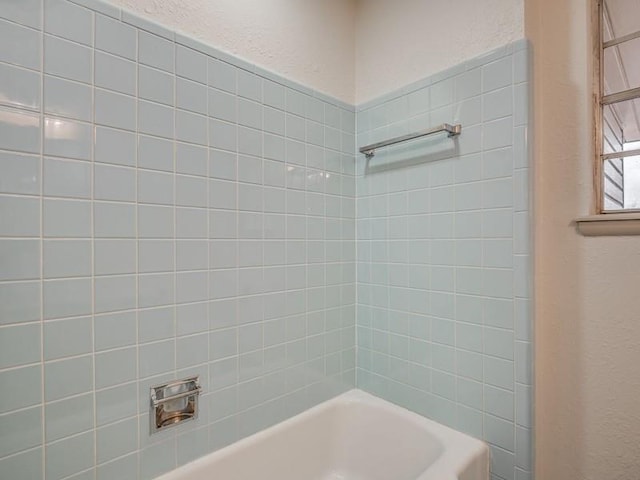 bathroom featuring tiled shower / bath