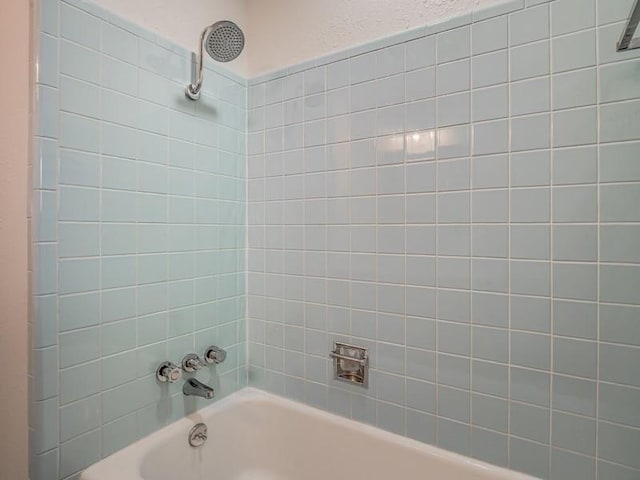 bathroom with tiled shower / bath