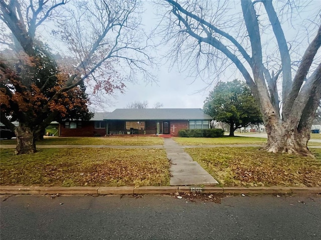 view of front of property featuring a front yard