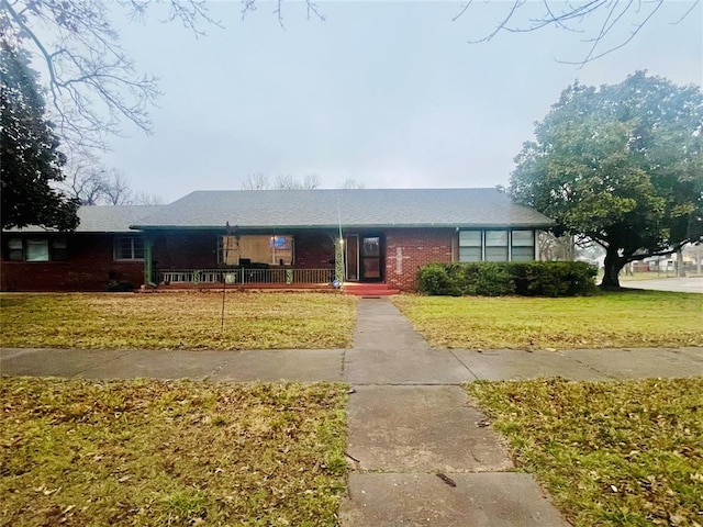 ranch-style home featuring a front lawn