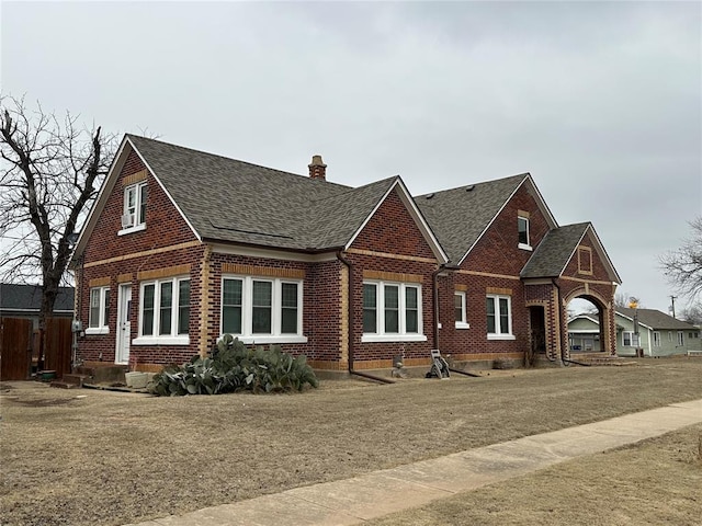 view of front of property with a front yard