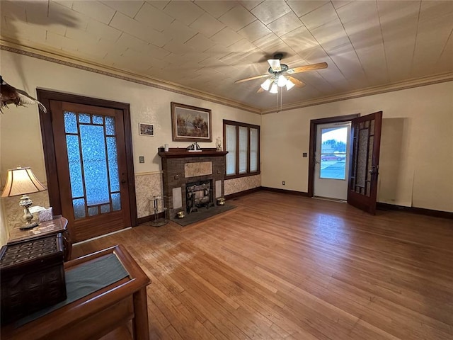 foyer entrance featuring hardwood / wood-style flooring, ceiling fan, and ornamental molding