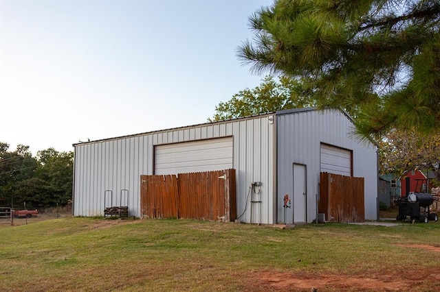 view of outdoor structure featuring a garage and a yard