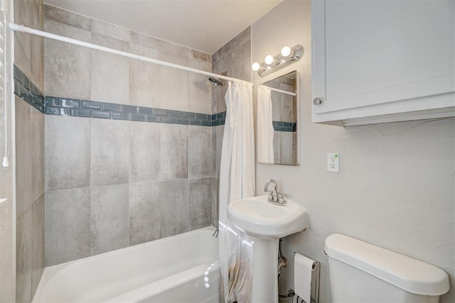 bathroom featuring toilet and shower / tub combo with curtain