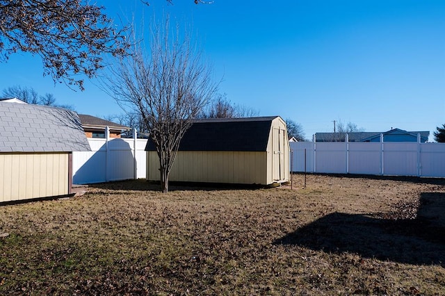 view of yard featuring a storage unit