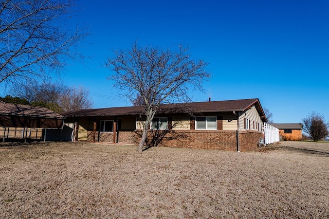 view of front of house featuring a carport and a front yard