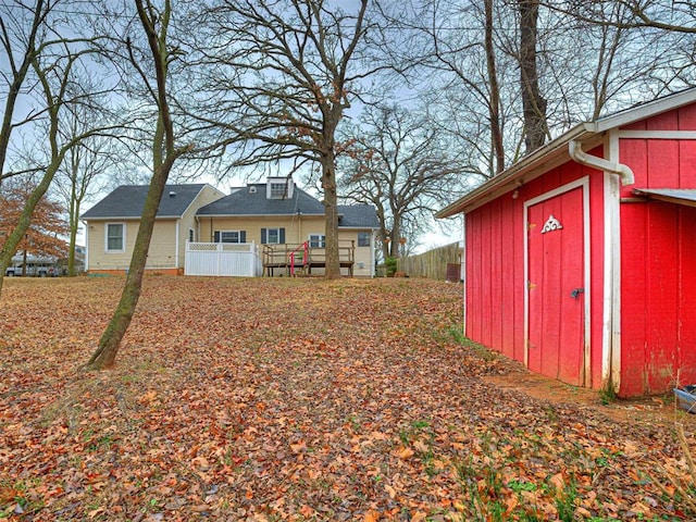 view of yard featuring a storage shed