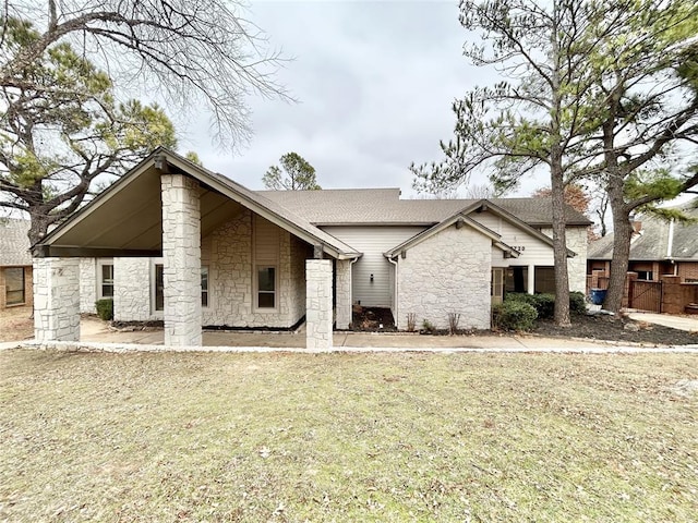 view of front facade with a front lawn