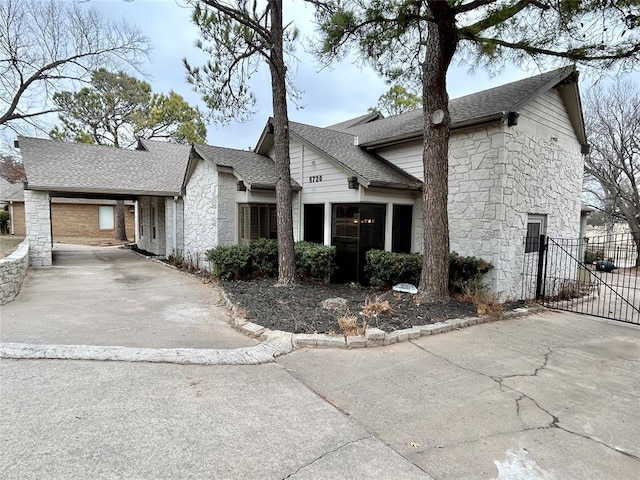 view of front facade featuring a garage