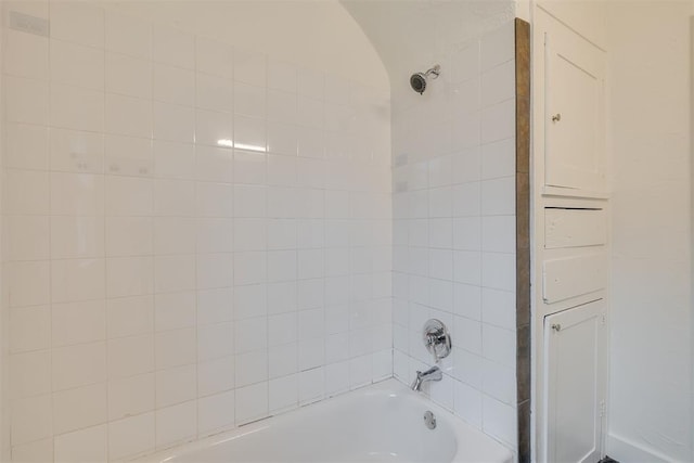 bathroom with tiled shower / bath